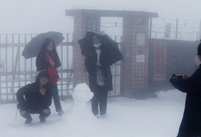 民眾上大屯山助航站賞雪合影。
圖:中央社 民眾上大屯山助航站賞雪合影。
圖:中央社