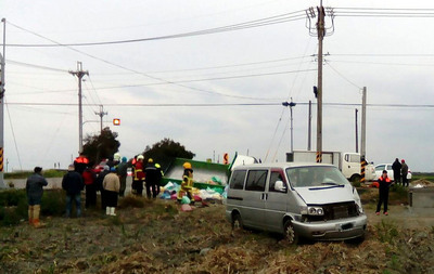 雲林縣土庫鎮5日發生大貨車與廂型車車禍事故,現場共有14名傷患,3名女性無生命跡象 圖 : 雲林縣消防局/提供 雲林縣土庫鎮5日發生大貨車與廂型車車禍事故,現場共有14名傷患,3名女性無生命跡象 圖 : 雲林縣消防局/提供