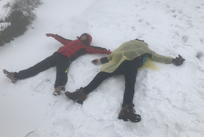 台北市大屯山和陽明山5日降雪,二子坪停車場往大屯山助航站的路上,人煙較稀少,兩名學生開心躺在乾淨的雪地上 。 圖:中央社/提供 台北市大屯山和陽明山5日降雪,二子坪停車場往大屯山助航站的路上,人煙較稀少,兩名學生開心躺在乾淨的雪地上 。 圖:中央社/提供