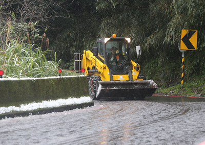 台北市大屯山和陽明山5日降雪,相關單位派出鏟雪車,來回清除道路積雪,確保行車安全。 圖:中央社/提供 台北市大屯山和陽明山5日降雪,相關單位派出鏟雪車,來回清除道路積雪,確保行車安全。 圖:中央社/提供