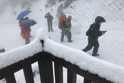 台北市大屯山和陽明山5日降雪,二子坪停車場往大屯山助航站的路上,欄杆上堆積著厚厚的白雪。 圖:中央社/提供 台北市大屯山和陽明山5日降雪,二子坪停車場往大屯山助航站的路上,欄杆上堆積著厚厚的白雪。 圖:中央社/提供