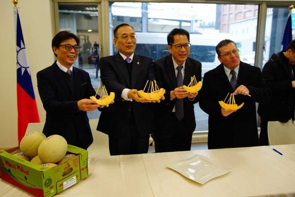 外交部次長劉德立與宏都拉斯駐臺大使謝拉大使特別出席開櫃品嚐儀式。 圖:外交部/提供 外交部次長劉德立與宏都拉斯駐臺大使謝拉大使特別出席開櫃品嚐儀式。 圖:外交部/提供