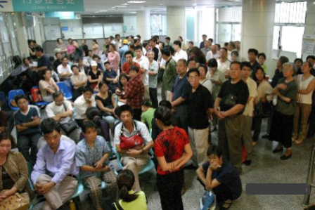 大陸醫院人滿為患,醫師常常面臨過勞情形。 圖 : 翻攝自soundofhope網站 大陸醫院人滿為患,醫師常常面臨過勞情形。 圖 : 翻攝自soundofhope網站