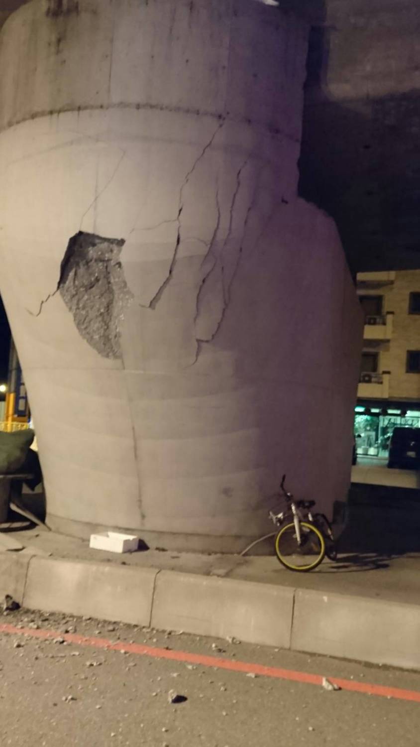 受地震影響花蓮七星潭高架橋產生龜裂。 圖:網友提供 受地震影響花蓮七星潭高架橋產生龜裂。 圖:網友提供