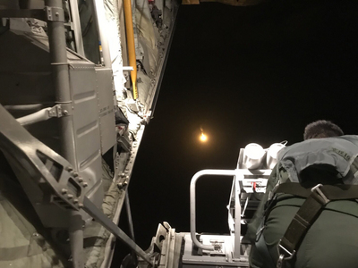 為盡快搜救失聯的空勤總隊UH-60M黑鷹直升機上人員,空軍C-130運輸機6日晚間執行照明彈投放作業,以利夜間搜尋任務執行。 圖:空軍司令部提供 為盡快搜救失聯的空勤總隊UH-60M黑鷹直升機上人員,空軍C-130運輸機6日晚間執行照明彈投放作業,以利夜間搜尋任務執行。 圖:空軍司令部提供