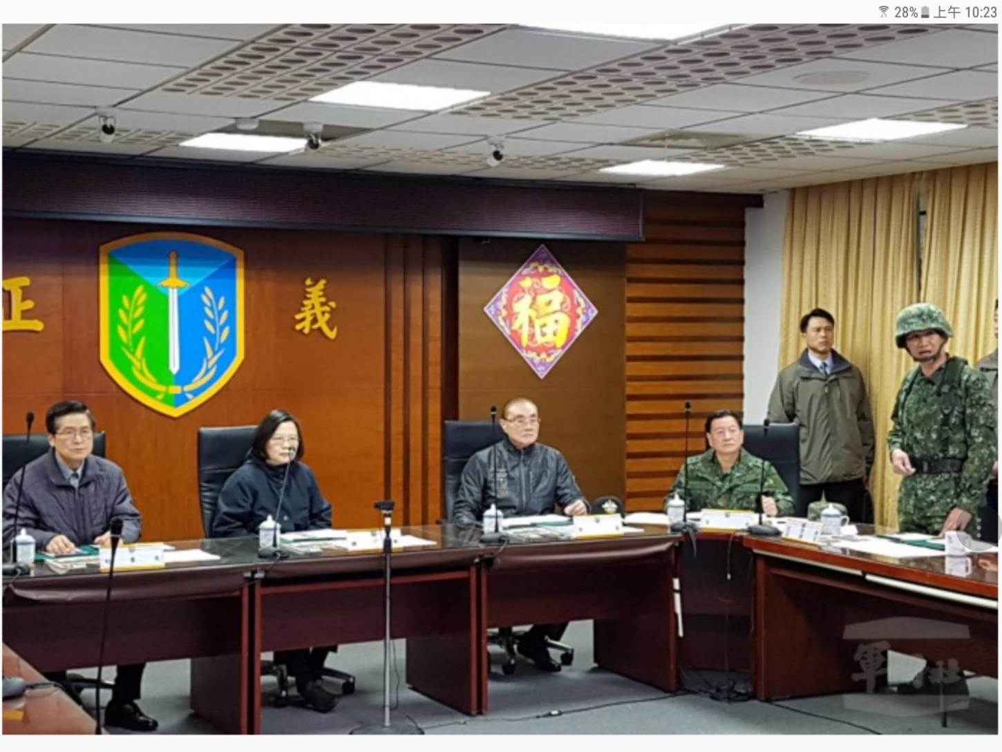 蔡總統並要求軍方不要放棄任何可施援的機會,將傷亡降到最低,現場若需要重型機具,軍方也須全力支援,並提供資源提供災民必要協助;而這次災變包括水電瓦斯公路等,所有單位務必作徹底檢視,在最短時間內修復,「目標只有一個,讓人民的生活盡快恢復正常」。 圖:翻攝自國防部網站 蔡總統並要求軍方不要放棄任何可施援的機會,將傷亡降到最低,現場若需要重型機具,軍方也須全力支援,並提供資源提供災民必要協助;而這次災變包括水電瓦斯公路等,所有單位務必作徹底檢視,在最短時間內修復,「目標只有一個,讓人民的生活盡快恢復正常」。 圖:翻攝自國防部網站