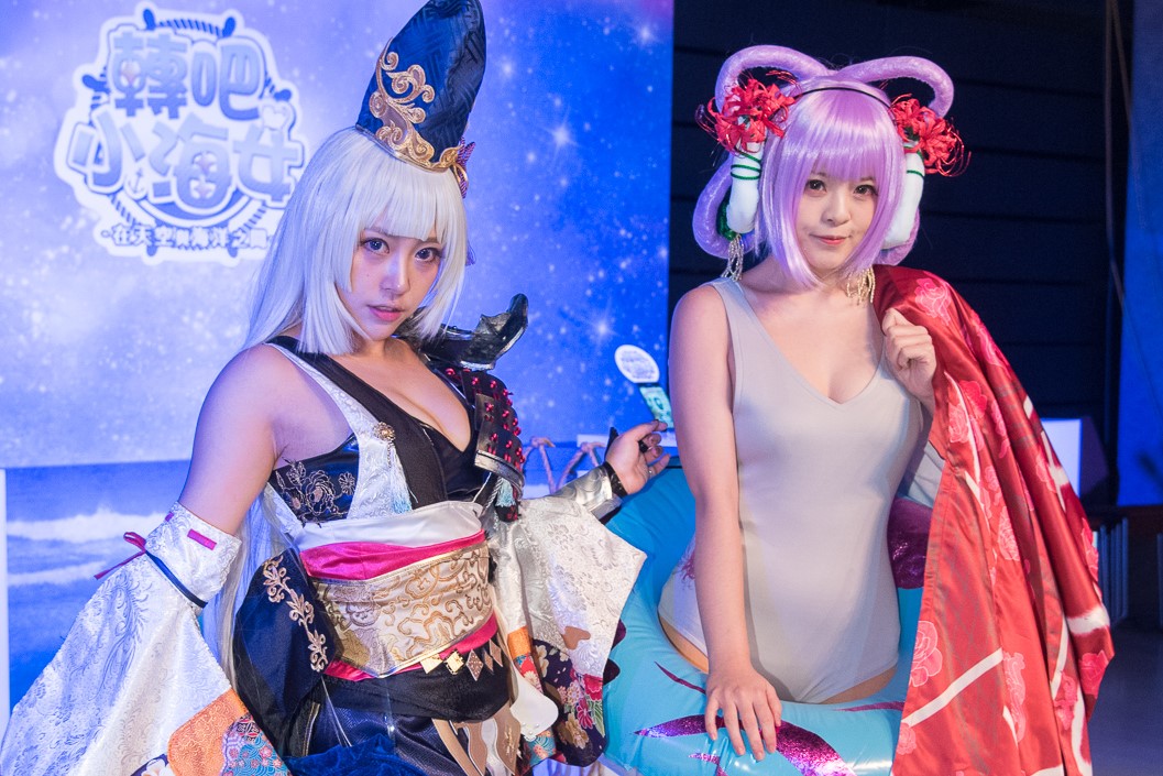 《轉吧!小海女 !在天空與海洋之間》昨日上市,左為守護神:闇神、右為守護神:伊邪那美。 圖:So-net/提供 《轉吧!小海女 !在天空與海洋之間》昨日上市,左為守護神:闇神、右為守護神:伊邪那美。 圖:So-net/提供