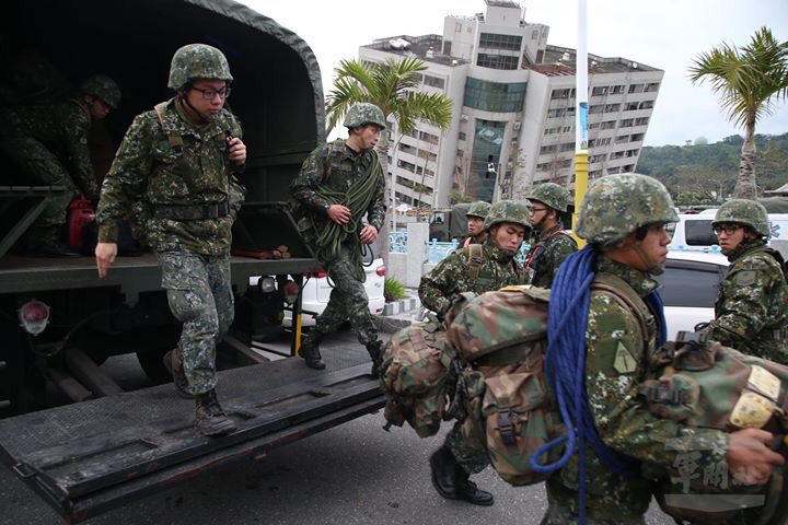 國防部進一步指出,今日已派出15個救護醫療編組(含醫療人員40員、15輛救護車),執行雲門翠堤大樓及統帥飯店等地區民眾、搜救官兵及救難人員緊急醫療作為。 圖:軍聞社提供 國防部進一步指出,今日已派出15個救護醫療編組(含醫療人員40員、15輛救護車),執行雲門翠堤大樓及統帥飯店等地區民眾、搜救官兵及救難人員緊急醫療作為。 圖:軍聞社提供