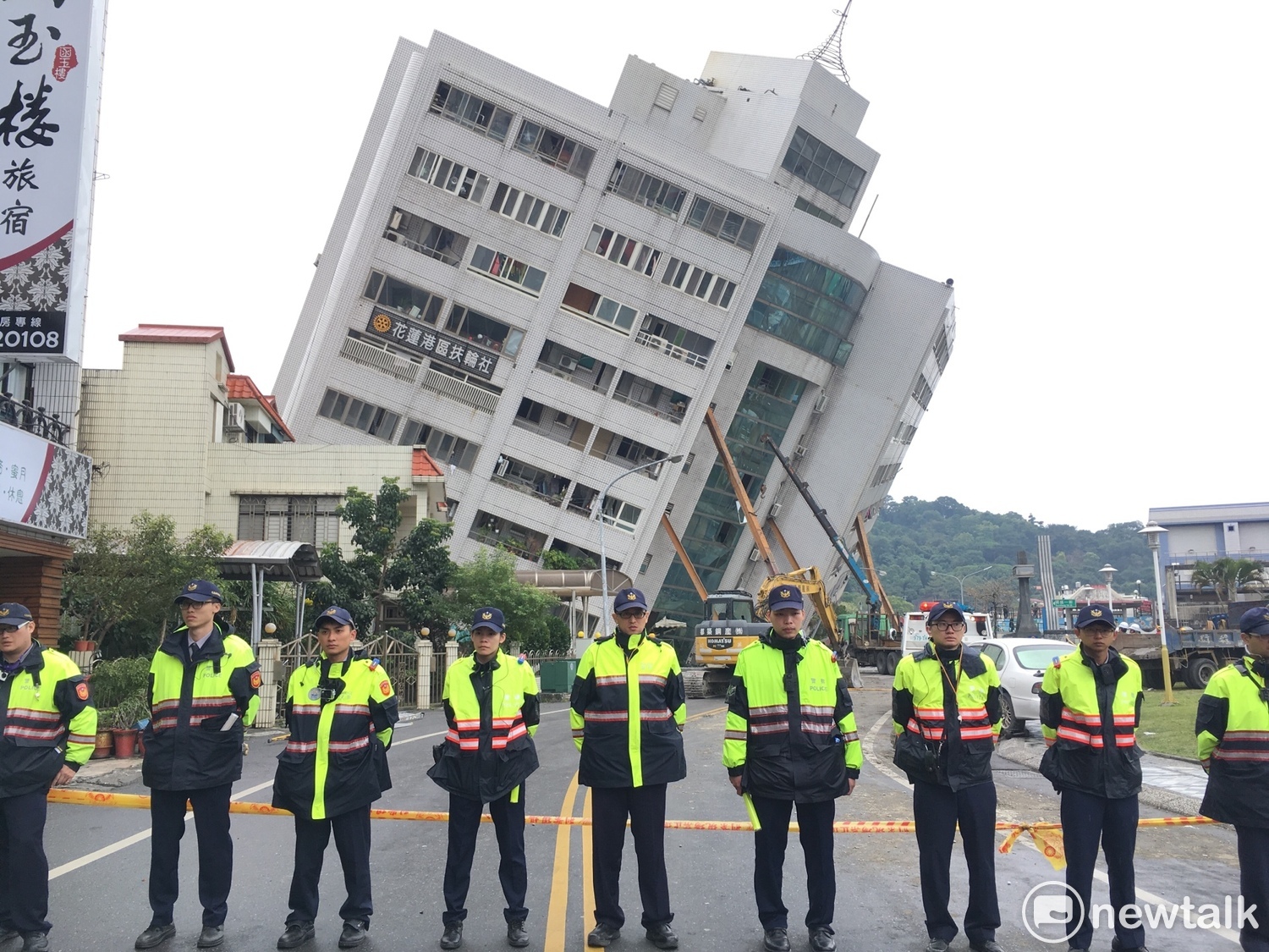 警方圍起封鎖線避免靠近雲門翠堤。 圖:黃韋銓/攝 警方圍起封鎖線避免靠近雲門翠堤。 圖:黃韋銓/攝