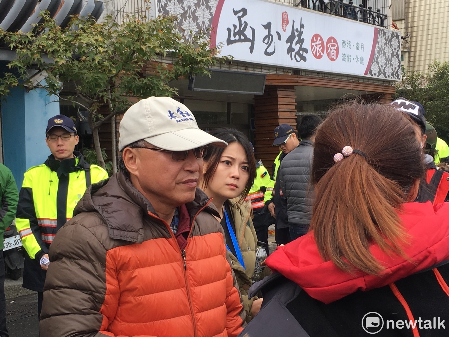 管理員張先生表示,昨晚第一時間不在雲門,但有住戶打電話給他,有人說地震讓門變形了,出不來。張先生說,平常有聯絡的都有確認平安,也將目前確實掌握的人數跟花蓮縣前進指揮所說明。張先生指出,總戶數83戶,大概10來戶空戶。 圖:黃韋銓/攝 管理員張先生表示,昨晚第一時間不在雲門,但有住戶打電話給他,有人說地震讓門變形了,出不來。張先生說,平常有聯絡的都有確認平安,也將目前確實掌握的人數跟花蓮縣前進指揮所說明。張先生指出,總戶數83戶,大概10來戶空戶。 圖:黃韋銓/攝