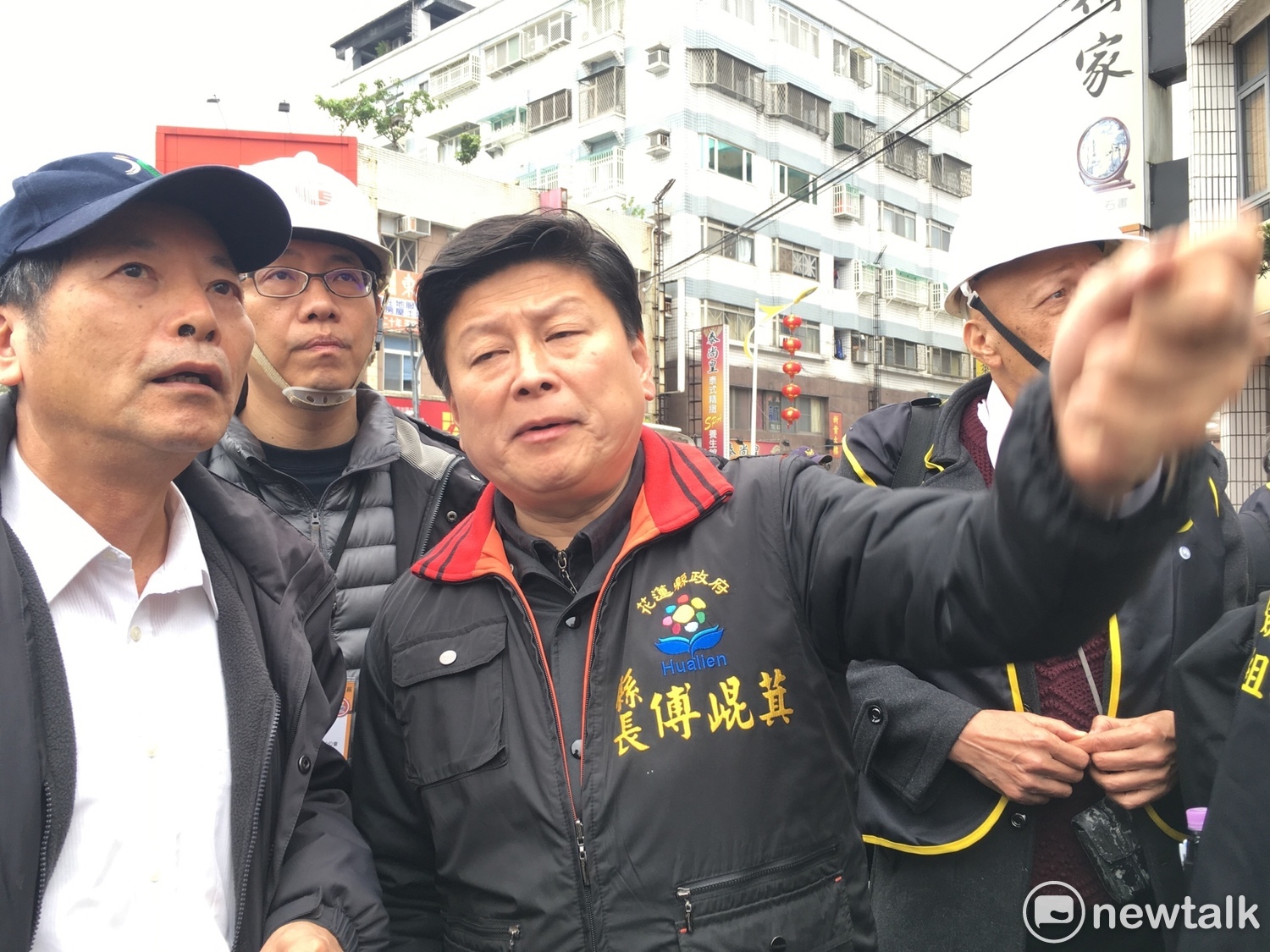 花蓮縣長傅崐萁到場勘災。 圖:黃韋銓/攝 花蓮縣長傅崐萁到場勘災。 圖:黃韋銓/攝