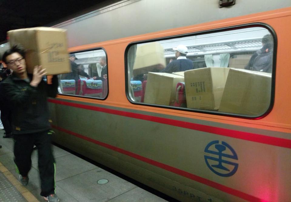 旅客協助搬運物資上火車。 圖:翻攝自「慈濟@臺北」臉書 旅客協助搬運物資上火車。 圖:翻攝自「慈濟@臺北」臉書