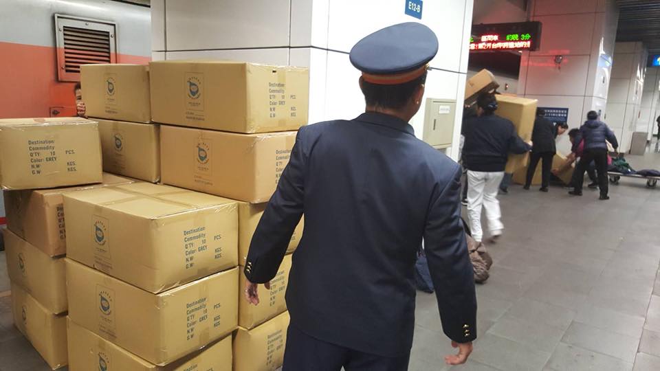 急送物資到花蓮,連列車長也下車幫忙。 圖:翻攝自「慈濟@臺北」臉書 急送物資到花蓮,連列車長也下車幫忙。 圖:翻攝自「慈濟@臺北」臉書