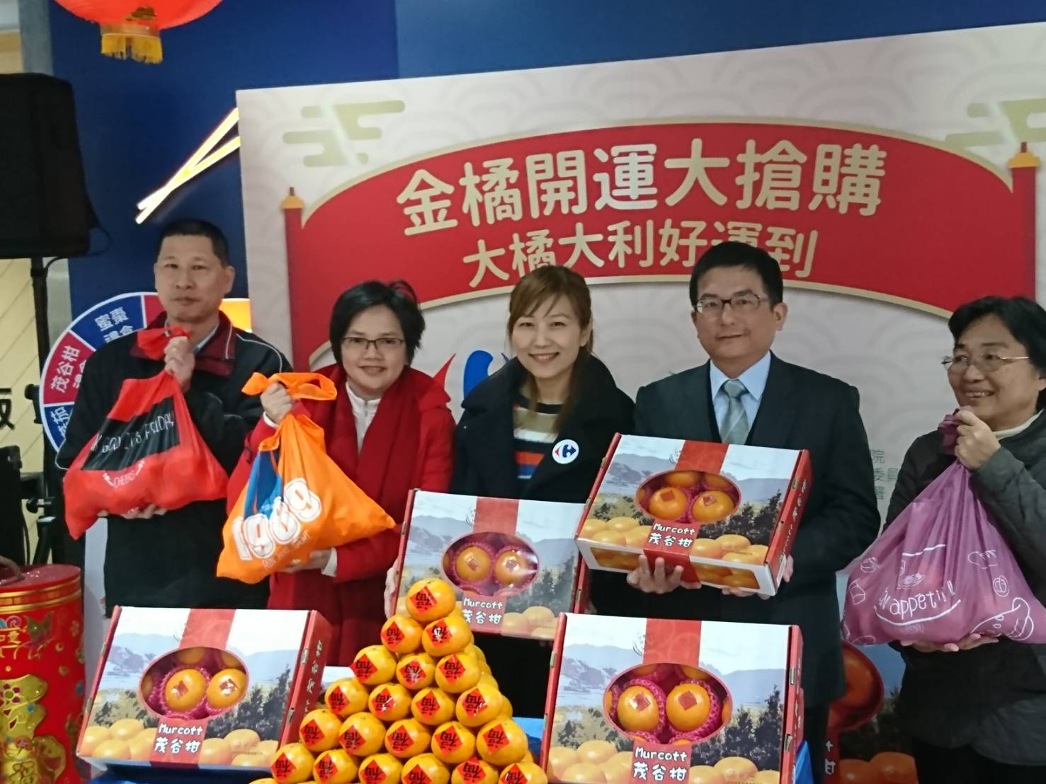 國產水果茂谷柑是年節應景果品之一,不僅營養價值高外,外型也十分喜氣,有象徵吉祥如意、開運大吉等新年好兆頭,成為春節送禮的好選擇。 國產水果茂谷柑是年節應景果品之一,不僅營養價值高外,外型也十分喜氣,有象徵吉祥如意、開運大吉等新年好兆頭,成為春節送禮的好選擇。
