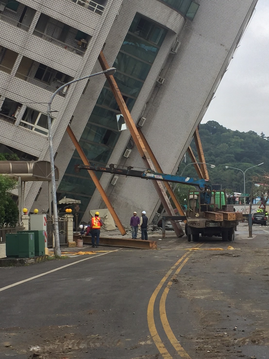 用鋼樑進行雲門翠堤傾斜建築物支撐,以維護搜救人員安全。 圖:中央災害緊急應變中心/提供 用鋼樑進行雲門翠堤傾斜建築物支撐,以維護搜救人員安全。 圖:中央災害緊急應變中心/提供