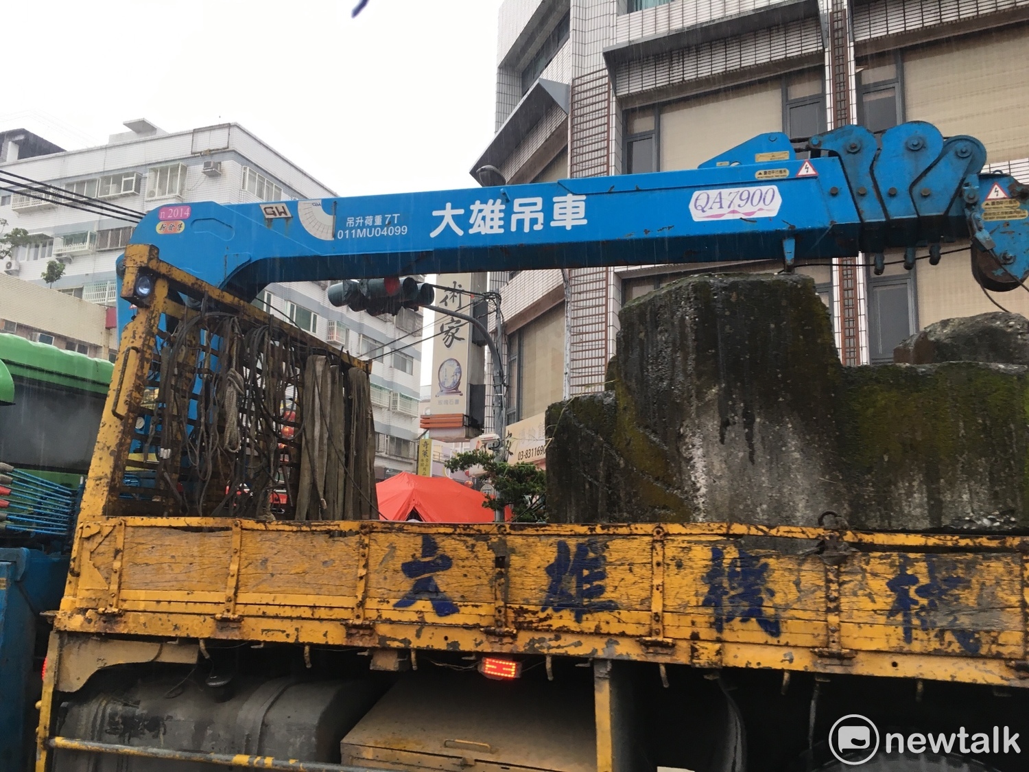 為穩固鋼條,現場送來大型石磚固定。 圖:黃韋銓/攝 為穩固鋼條,現場送來大型石磚固定。 圖:黃韋銓/攝