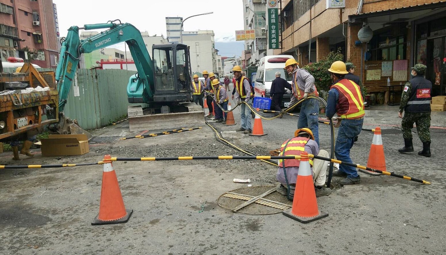 而目前仍停電的,則是倒塌大樓及台電配合危樓處理等共4棟大樓186戶,台電後續將配合相關單位盡力協助。 圖:台電提供 而目前仍停電的,則是倒塌大樓及台電配合危樓處理等共4棟大樓186戶,台電後續將配合相關單位盡力協助。 圖:台電提供