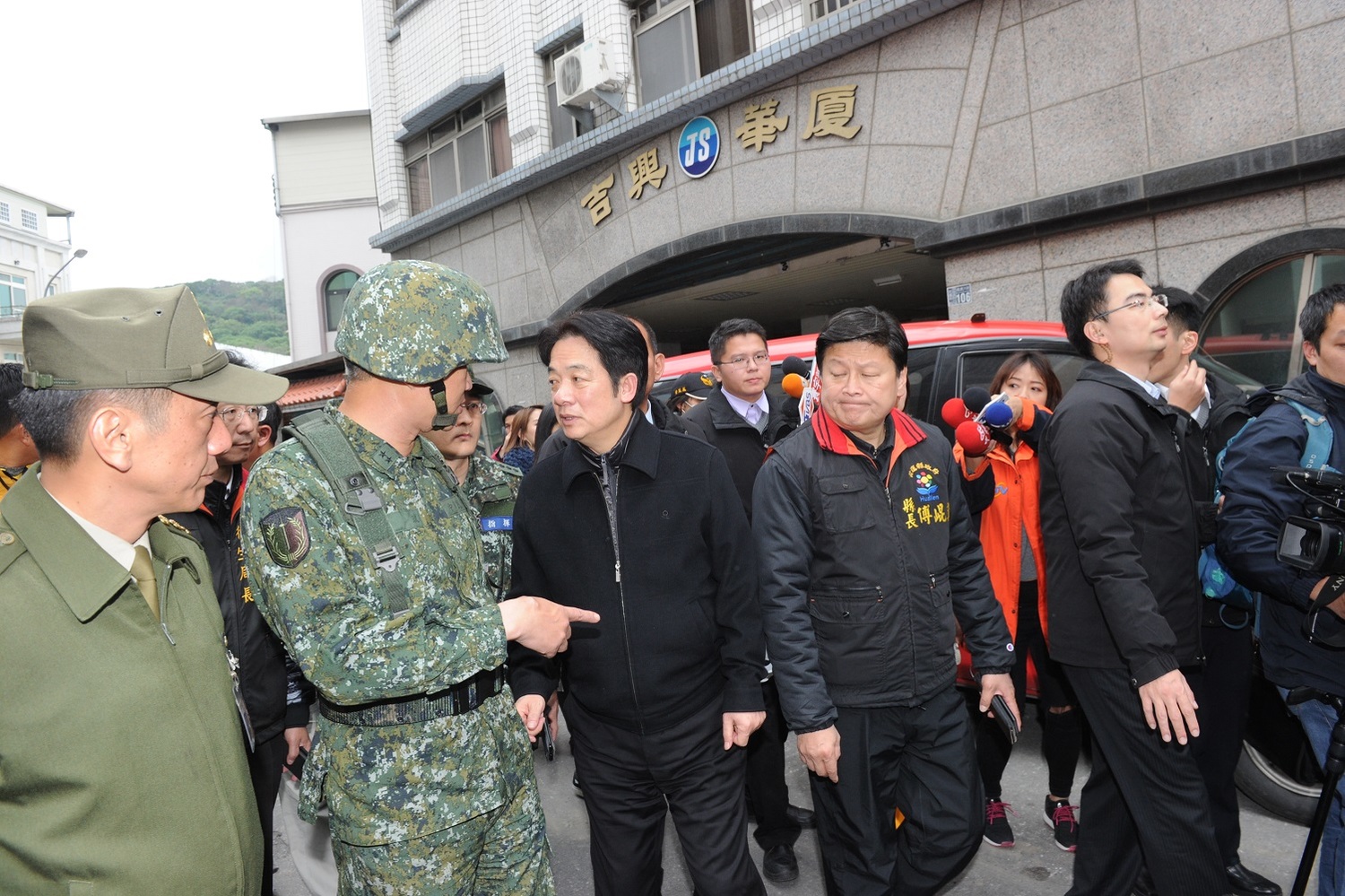 行政院長賴清德下午到花蓮視察地震災情和慰問救難人員。 圖:行政院/提供 行政院長賴清德下午到花蓮視察地震災情和慰問救難人員。 圖:行政院/提供