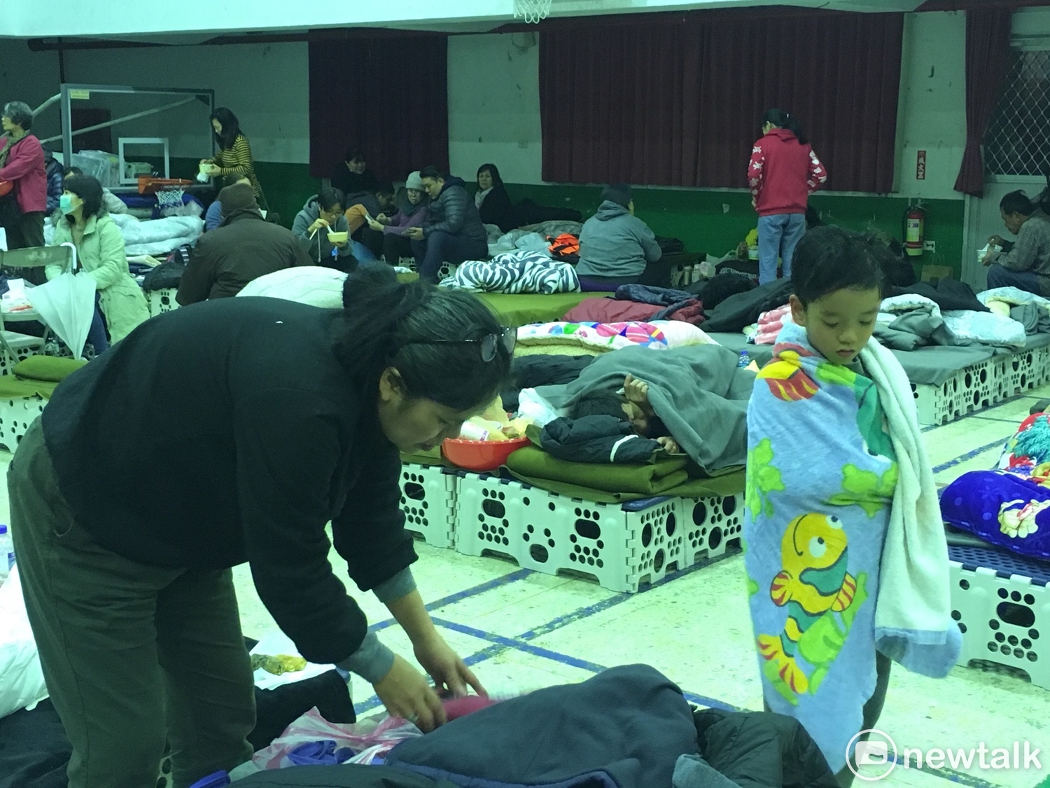 住在7樓的李曉蕙幫剛洗完澡的兒子打理。 圖:黃韋銓/攝 住在7樓的李曉蕙幫剛洗完澡的兒子打理。 圖:黃韋銓/攝
