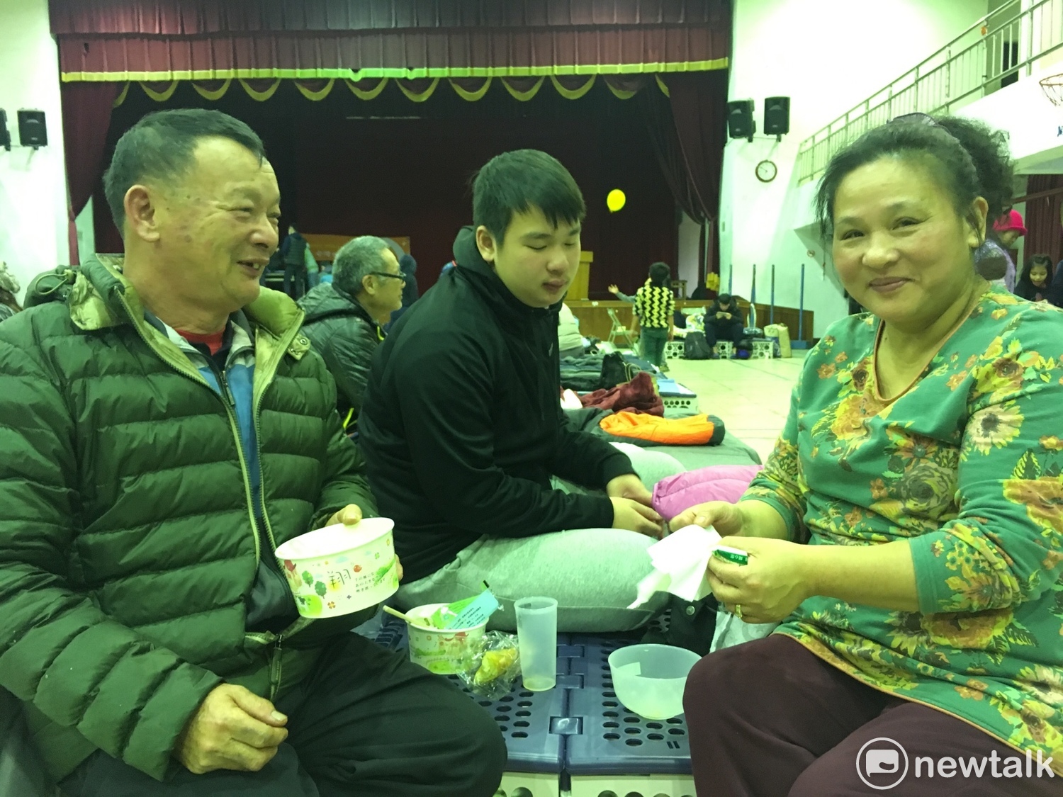 陳姓一家人。陳媽(圖右)說「東西不見沒關係,兒子在,家人在就好。」 圖:黃韋銓/攝 陳姓一家人。陳媽(圖右)說「東西不見沒關係,兒子在,家人在就好。」 圖:黃韋銓/攝