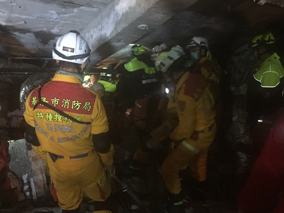 基隆市特種搜救人員在現場執行搬運、打洞任務。 圖:基隆市政府/提供 基隆市特種搜救人員在現場執行搬運、打洞任務。 圖:基隆市政府/提供