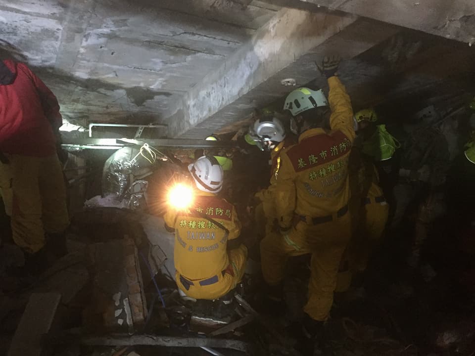 基隆市特種搜救人員在現場只能以徒手搬運。 圖:基隆市政府/提供 基隆市特種搜救人員在現場只能以徒手搬運。 圖:基隆市政府/提供