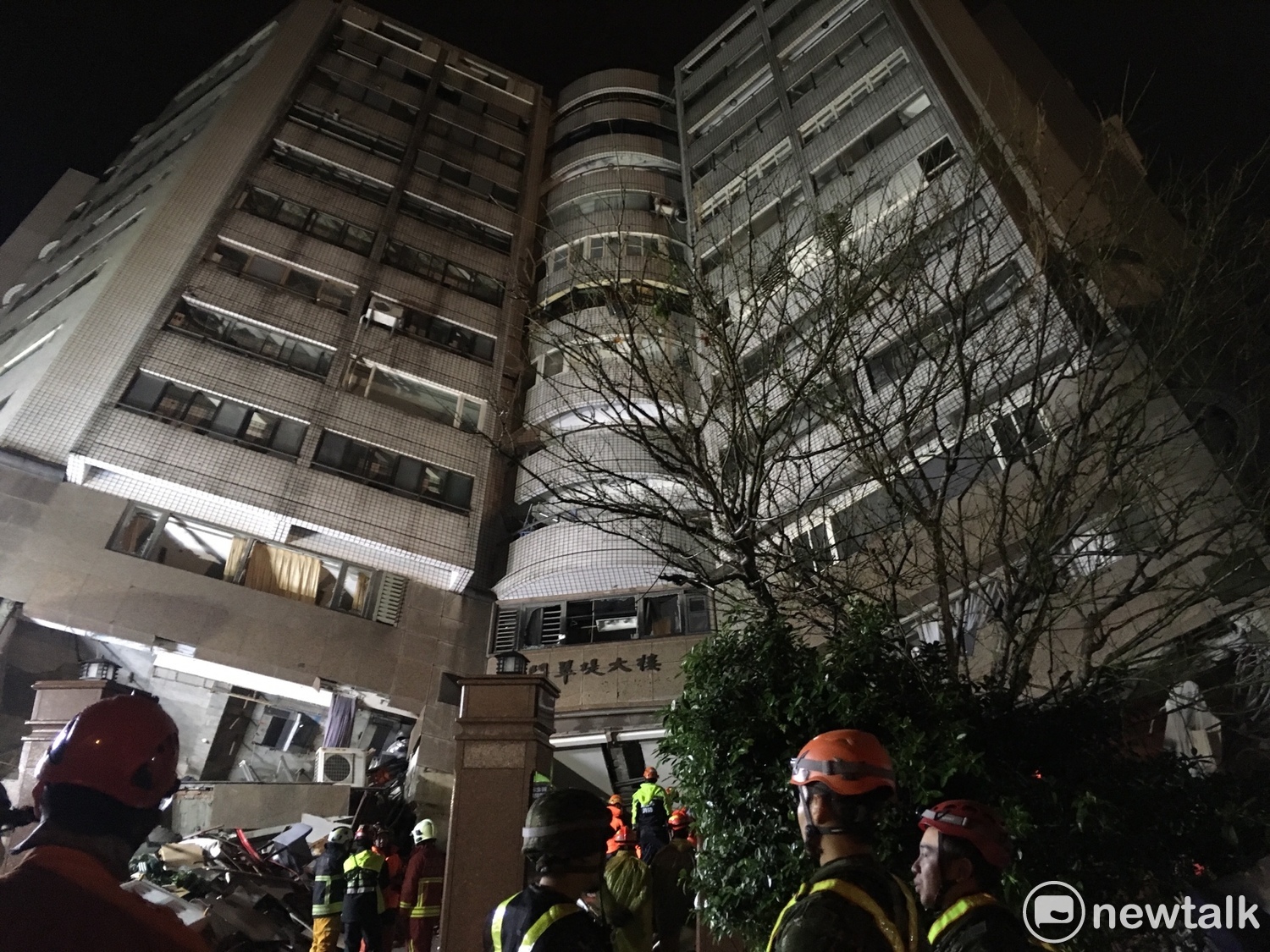 疑似有漂亮生活旅店六大一小的民眾受困在塌陷的1樓跟2樓,目前搜救隊從建築物後方進行搜救。 圖:黃韋銓/攝 疑似有漂亮生活旅店六大一小的民眾受困在塌陷的1樓跟2樓,目前搜救隊從建築物後方進行搜救。 圖:黃韋銓/攝