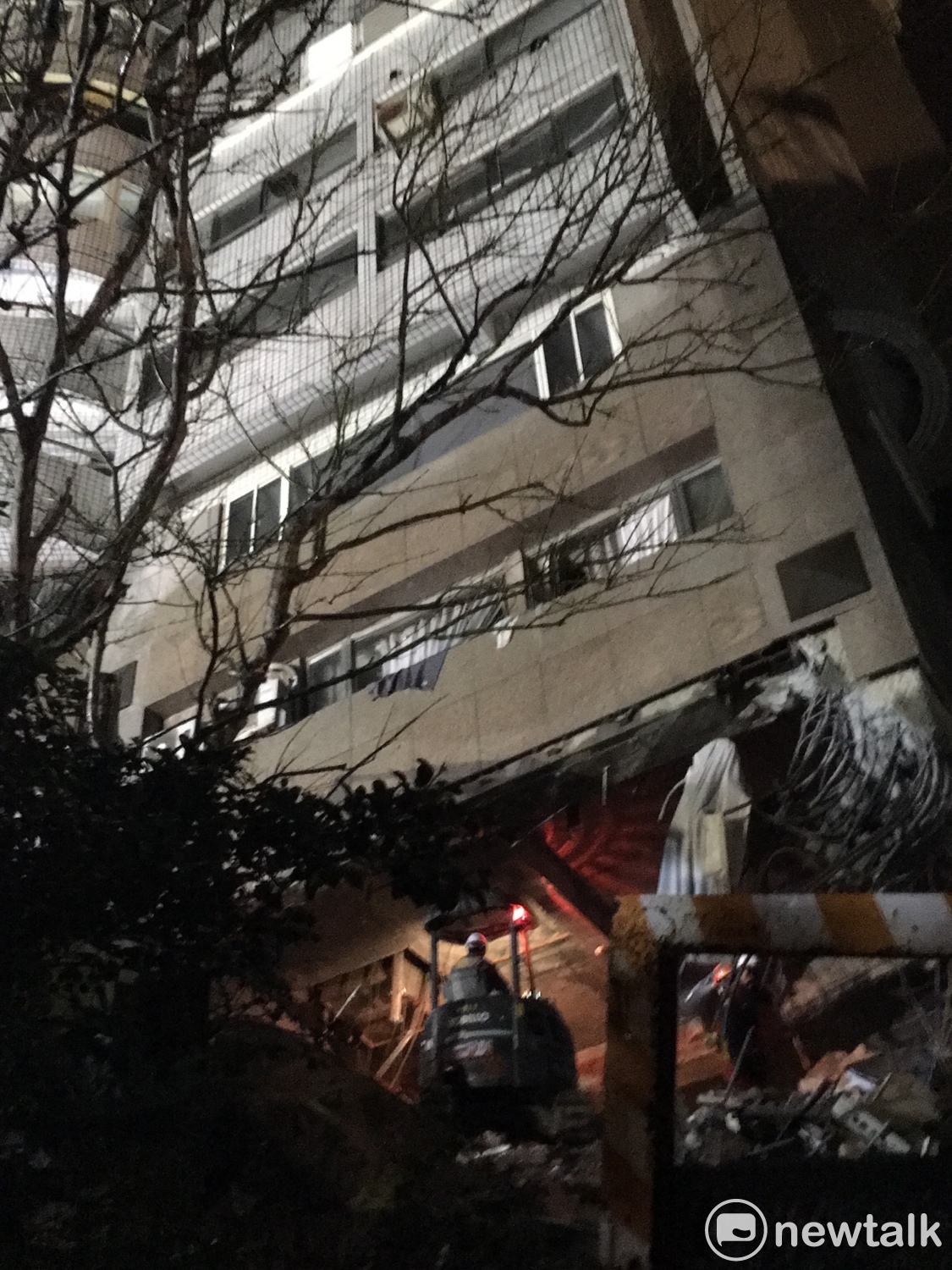 救難人員以機具小規模破壞建築物。 圖:黃韋銓/攝 救難人員以機具小規模破壞建築物。 圖:黃韋銓/攝