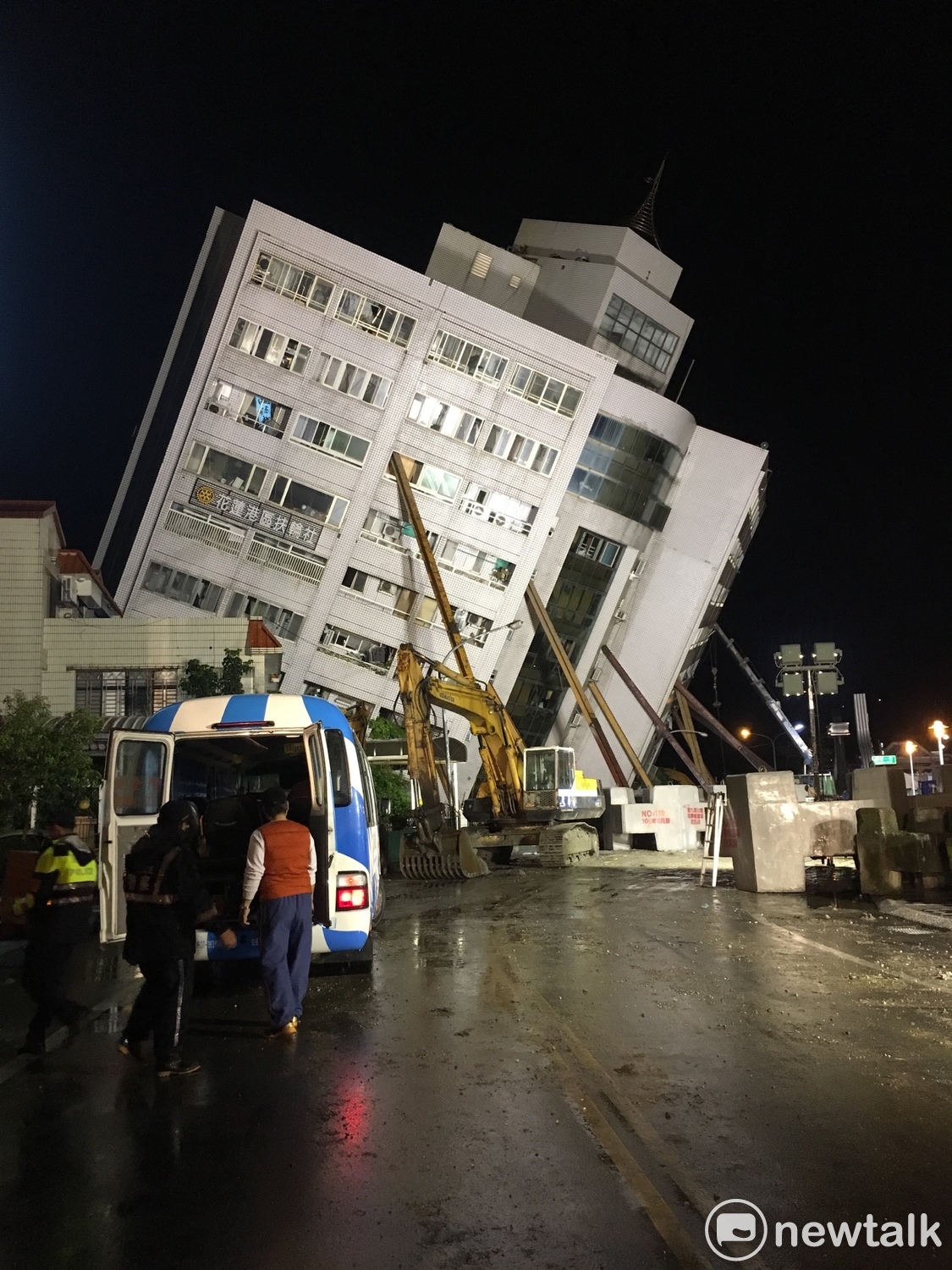 傾斜的雲翠大樓。 圖:黃韋銓/攝 傾斜的雲翠大樓。 圖:黃韋銓/攝
