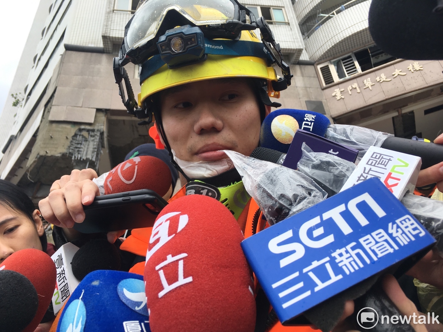 新北市慈福特蒐分隊長林建宏在搜救時下巴遭割傷。 圖:黃韋銓/攝 新北市慈福特蒐分隊長林建宏在搜救時下巴遭割傷。 圖:黃韋銓/攝