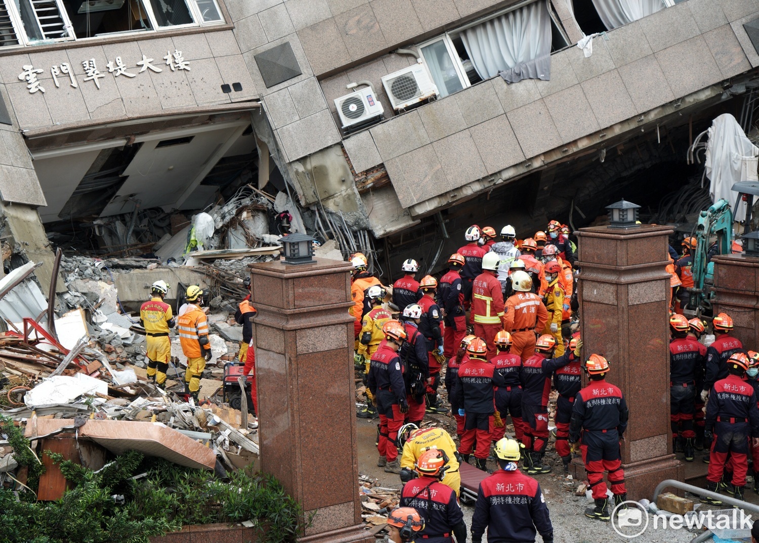 在花蓮地震中不幸罹難的大陸籍旅客丁文昌、何鳳華夫婦,遺體自雲翠大樓移出。 圖:新頭殼資料照片 在花蓮地震中不幸罹難的大陸籍旅客丁文昌、何鳳華夫婦,遺體自雲翠大樓移出。 圖:新頭殼資料照片