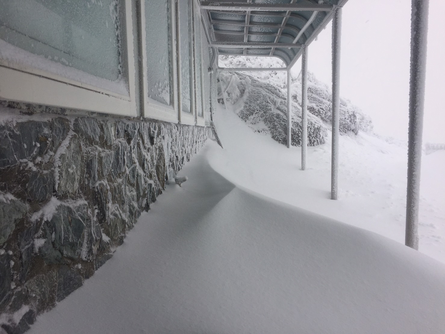 中央氣象局表示,因南方雲系北,氣溫仍偏低,所以水氣足加上氣溫低原因,所以玉山才會持續降雪。 圖:中央氣象局提供 中央氣象局表示,因南方雲系北,氣溫仍偏低,所以水氣足加上氣溫低原因,所以玉山才會持續降雪。 圖:中央氣象局提供
