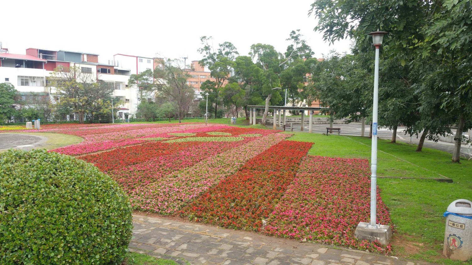 桃園市使用高達50萬株草花打造,納入狗的元素,依據3座公園本身特色規劃不同花海主題。 圖:桃園市政府提供 桃園市使用高達50萬株草花打造,納入狗的元素,依據3座公園本身特色規劃不同花海主題。 圖:桃園市政府提供