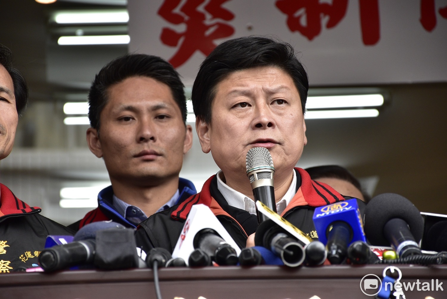 花蓮縣長傅崐萁被控涉及炒作合機股票案,更二審判刑8月,最高法院今天駁回上訴,全案定讞,傅崐萁需入獄。 圖:黃韋銓/攝 花蓮縣長傅崐萁被控涉及炒作合機股票案,更二審判刑8月,最高法院今天駁回上訴,全案定讞,傅崐萁需入獄。 圖:黃韋銓/攝