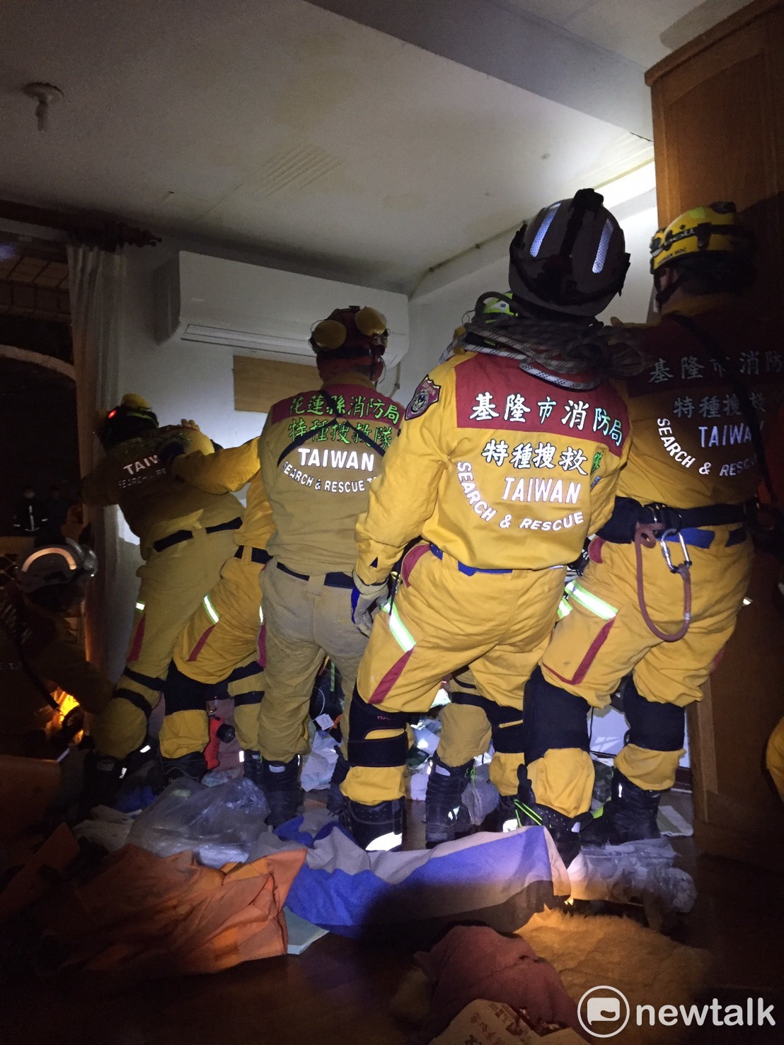 0206花蓮強震,雲門翠堤大樓中發現菲律賓籍看護美樂蒂(melody)的遺體在強震中被衣櫃壓住,由搜救人員台出現場。 圖:基隆市搜救人員/提供 0206花蓮強震,雲門翠堤大樓中發現菲律賓籍看護美樂蒂(melody)的遺體在強震中被衣櫃壓住,由搜救人員台出現場。 圖:基隆市搜救人員/提供