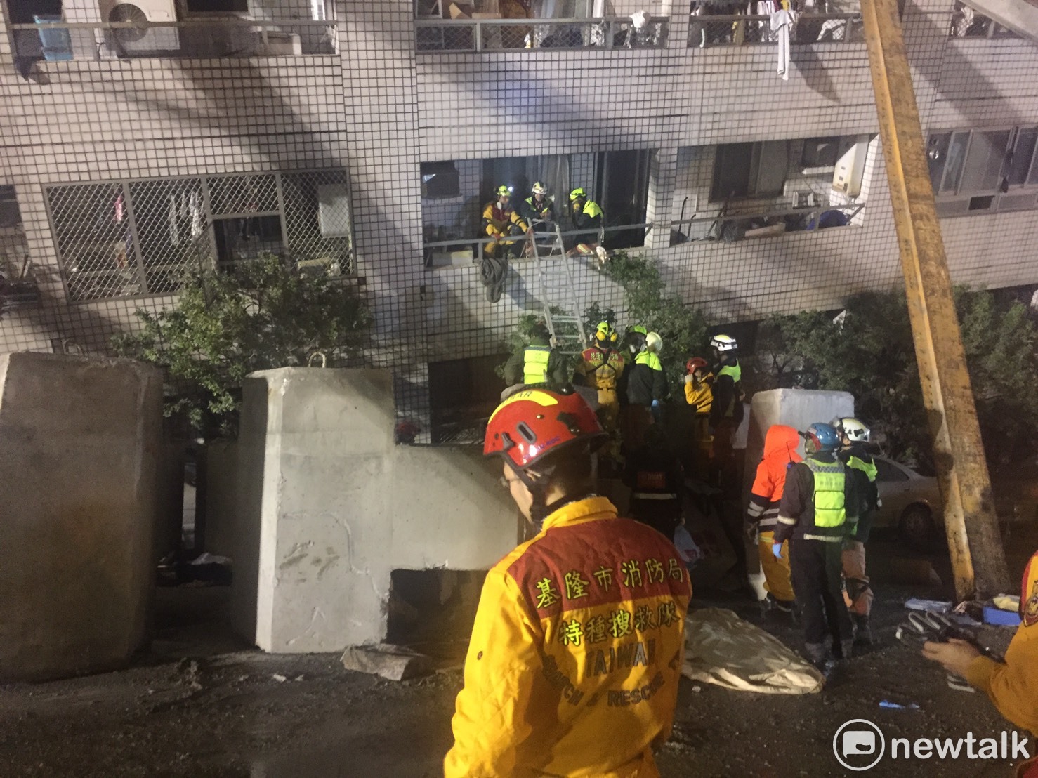 0206花蓮強震,雲門翠堤大樓中發現菲律賓籍看護美樂蒂(melody)的遺體在強震中被衣櫃壓住,由搜救人員台出現場。 圖:基隆市搜救人員/提供 0206花蓮強震,雲門翠堤大樓中發現菲律賓籍看護美樂蒂(melody)的遺體在強震中被衣櫃壓住,由搜救人員台出現場。 圖:基隆市搜救人員/提供