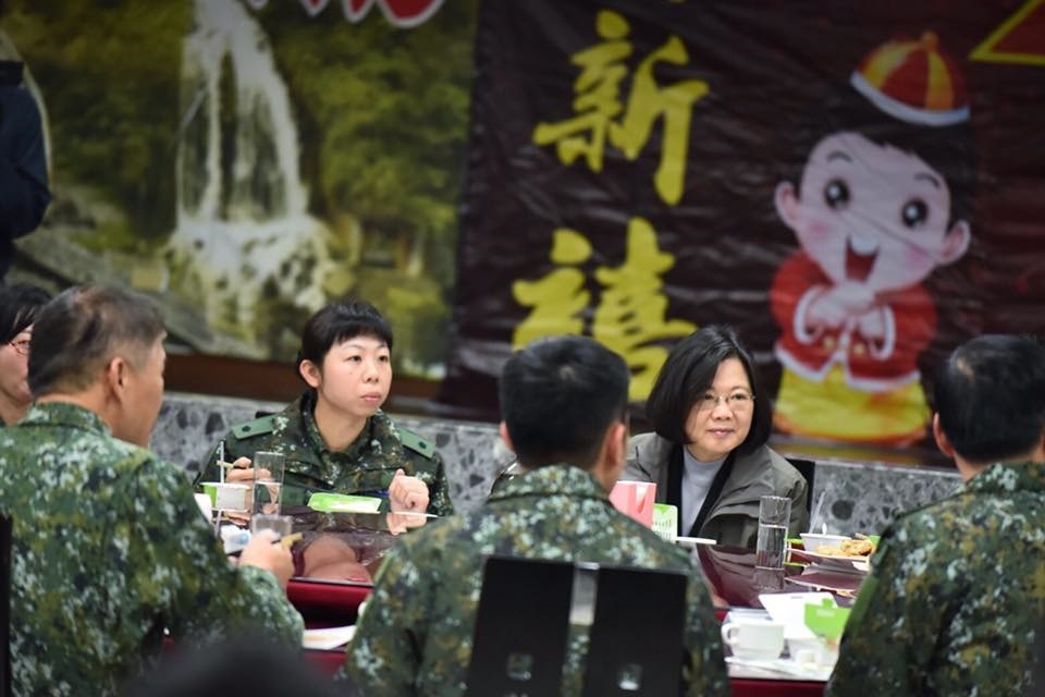 總統蔡英文9日上午在花蓮與國軍官兵共進早餐。 圖:總統蔡英文臉書 總統蔡英文9日上午在花蓮與國軍官兵共進早餐。 圖:總統蔡英文臉書