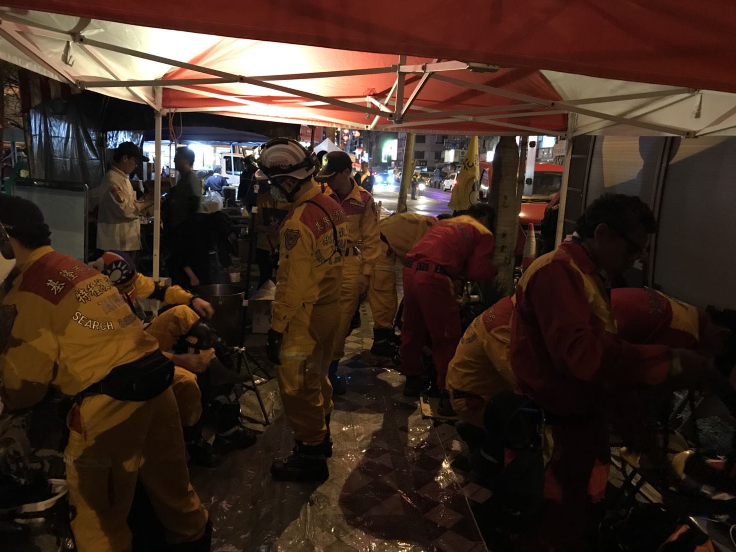 基隆市消防局人員在現場待命。 圖:基隆市消防局 / 提供 基隆市消防局人員在現場待命。 圖:基隆市消防局 / 提供