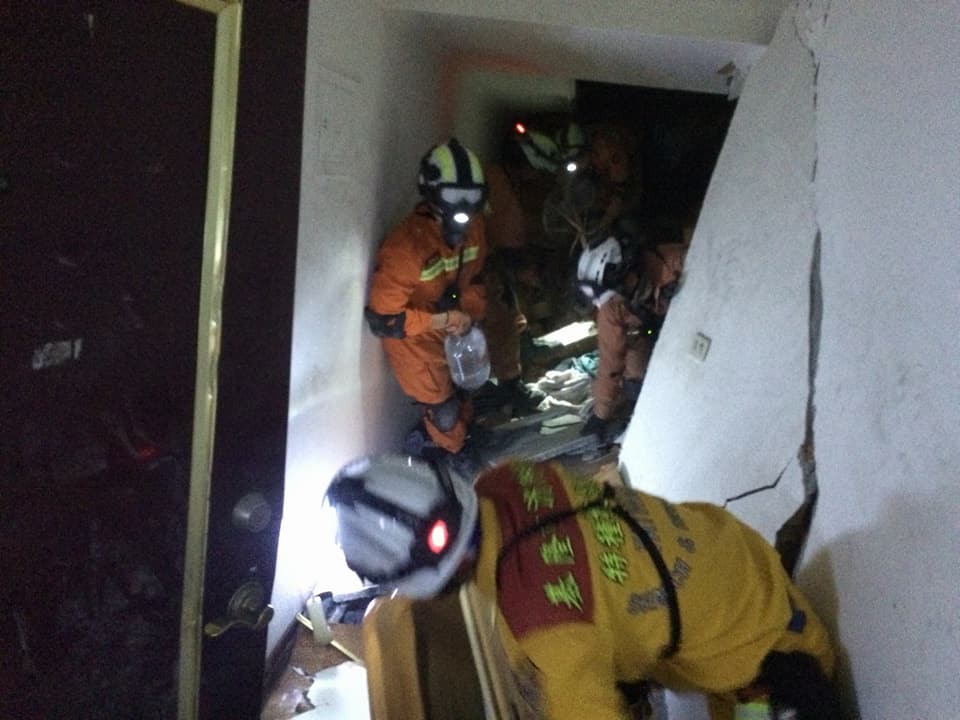 特搜人員清除上方401室傢俱雜物。 圖:基隆市消防局/提供 特搜人員清除上方401室傢俱雜物。 圖:基隆市消防局/提供