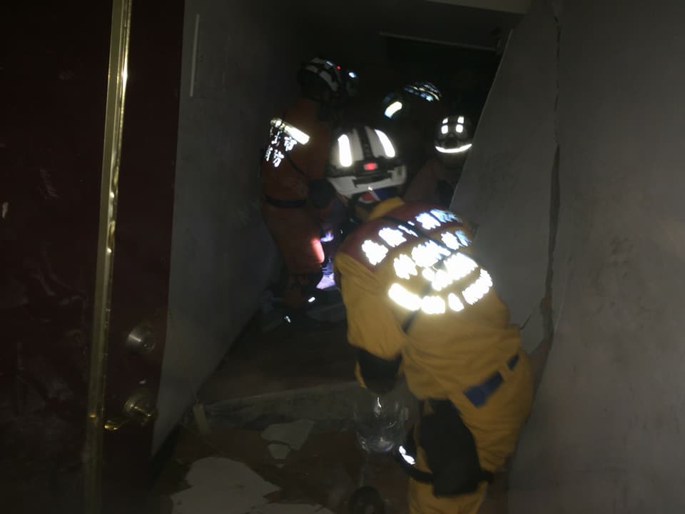 特搜人員清除上方401室傢俱雜物。 圖:基隆市消防局/提供 特搜人員清除上方401室傢俱雜物。 圖:基隆市消防局/提供