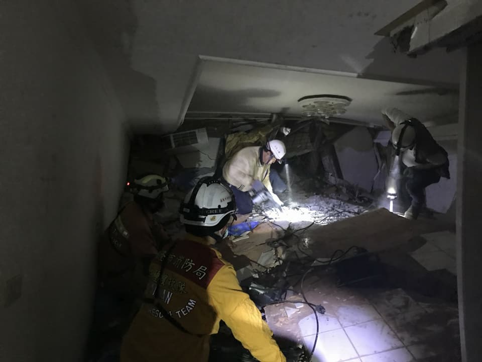 特搜人員準備繼續向下挖穿3樓地板及2樓天花板。 圖:基隆市消防局/提供 特搜人員準備繼續向下挖穿3樓地板及2樓天花板。 圖:基隆市消防局/提供