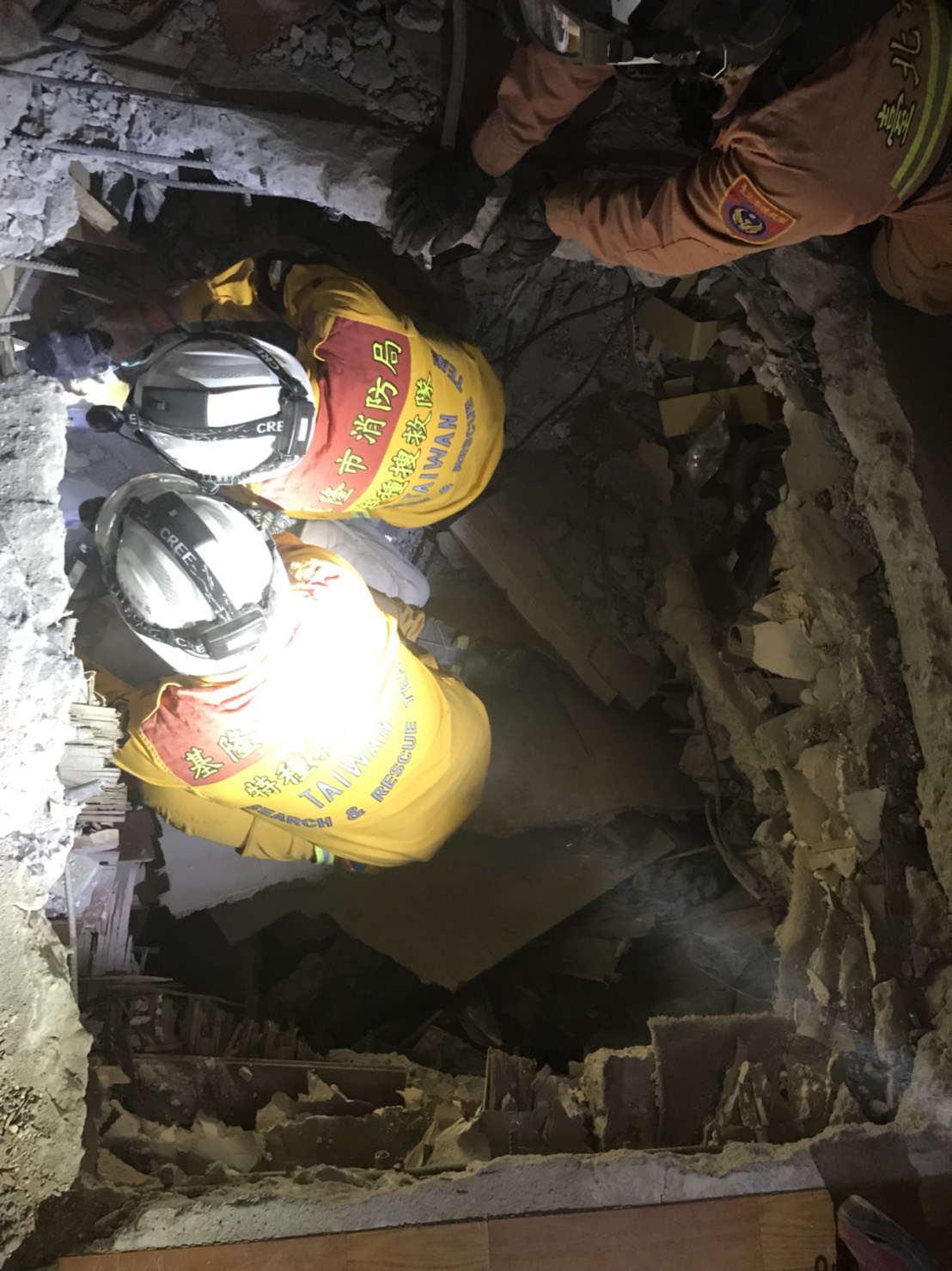 特搜人員徹夜開鑿,向下挖掘確認為201室後,擴大周圍面積,尚未尋獲受困者。 特搜人員徹夜開鑿,向下挖掘確認為201室後,擴大周圍面積,尚未尋獲受困者。