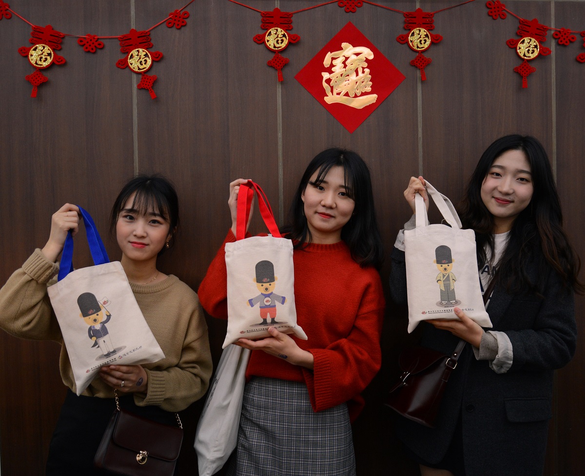 大年初二淡水古蹟博物館開館日,於紅毛城將贈送給前107位入館民眾「旺旺福氣袋」。 圖/新北市立淡水古蹟博物館提供 大年初二淡水古蹟博物館開館日,於紅毛城將贈送給前107位入館民眾「旺旺福氣袋」。 圖/新北市立淡水古蹟博物館提供