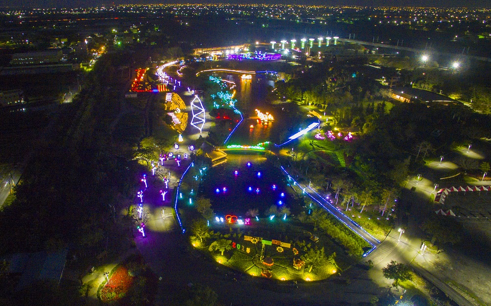 彰化縣政府在溪州公園打造花卉結合花燈的「花在彰化」水上花燈展。 圖:彰化縣政府提供 彰化縣政府在溪州公園打造花卉結合花燈的「花在彰化」水上花燈展。 圖:彰化縣政府提供