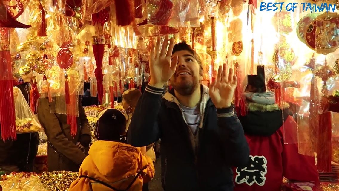 圖佳逛到乾貨店時,試吃了乾燥香菇的味道,老闆問他好吃嗎,他直回「好吃!」 圖佳逛到乾貨店時,試吃了乾燥香菇的味道,老闆問他好吃嗎,他直回「好吃!」