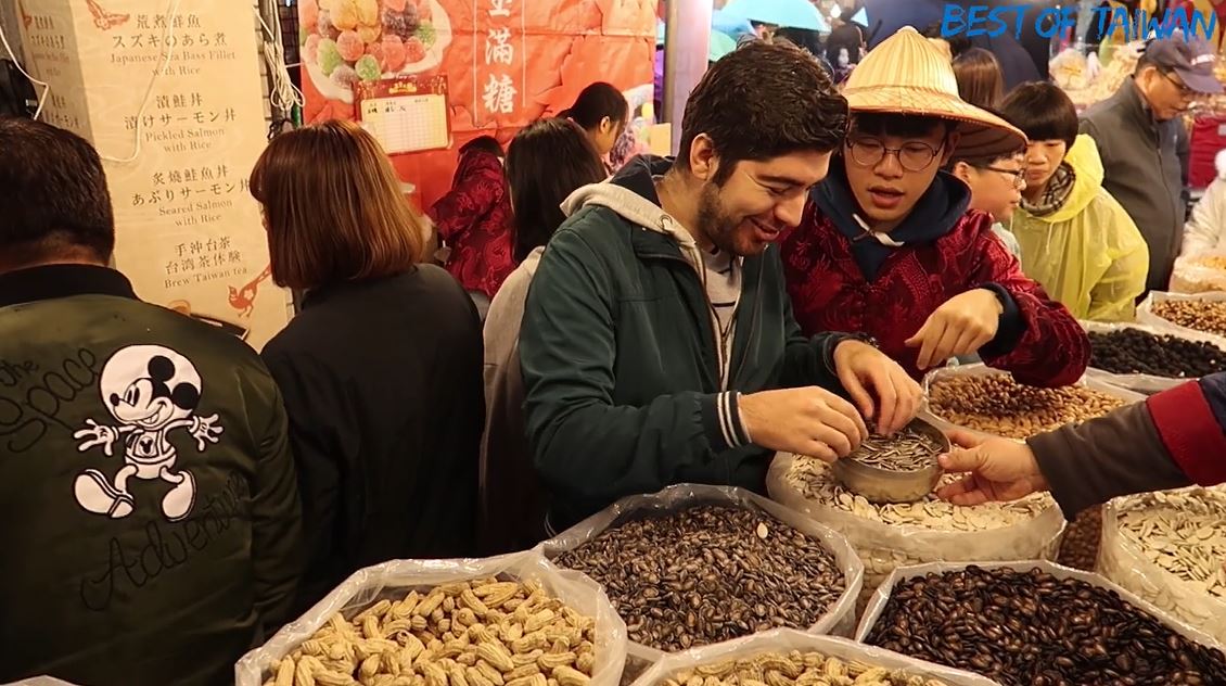圖佳逛到乾貨店時,試吃了乾燥香菇的味道,老闆問他好吃嗎,他直回「好吃!」 圖佳逛到乾貨店時,試吃了乾燥香菇的味道,老闆問他好吃嗎,他直回「好吃!」