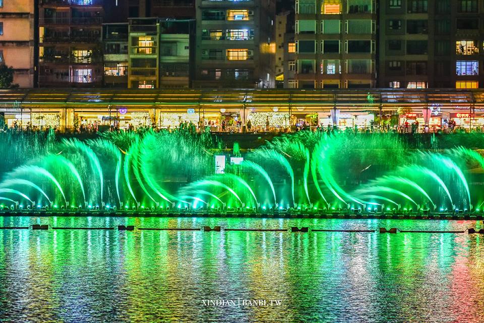碧潭水舞搭配多彩燈光及國內外名曲,打造打造國際級水準水舞演出。 圖:新北旅客FB粉絲專頁/提供 碧潭水舞搭配多彩燈光及國內外名曲,打造打造國際級水準水舞演出。 圖:新北旅客FB粉絲專頁/提供
