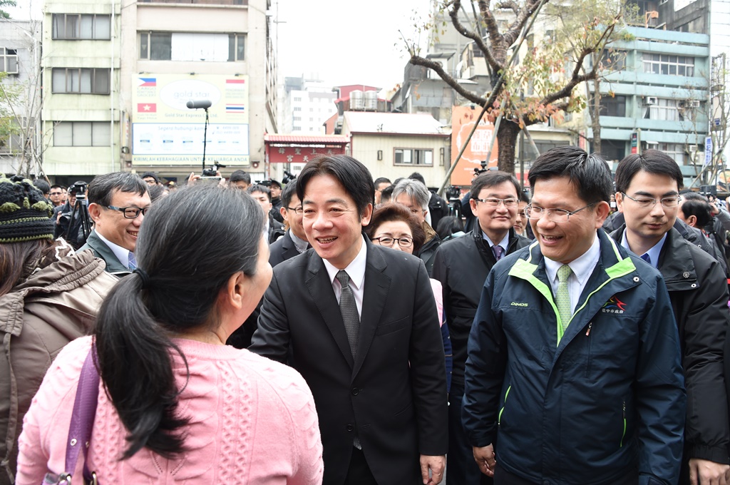 賴清德在林佳龍陪同下走訪台中市,與民眾熱情握手。 圖:翻攝自行政院 賴清德在林佳龍陪同下走訪台中市,與民眾熱情握手。 圖:翻攝自行政院