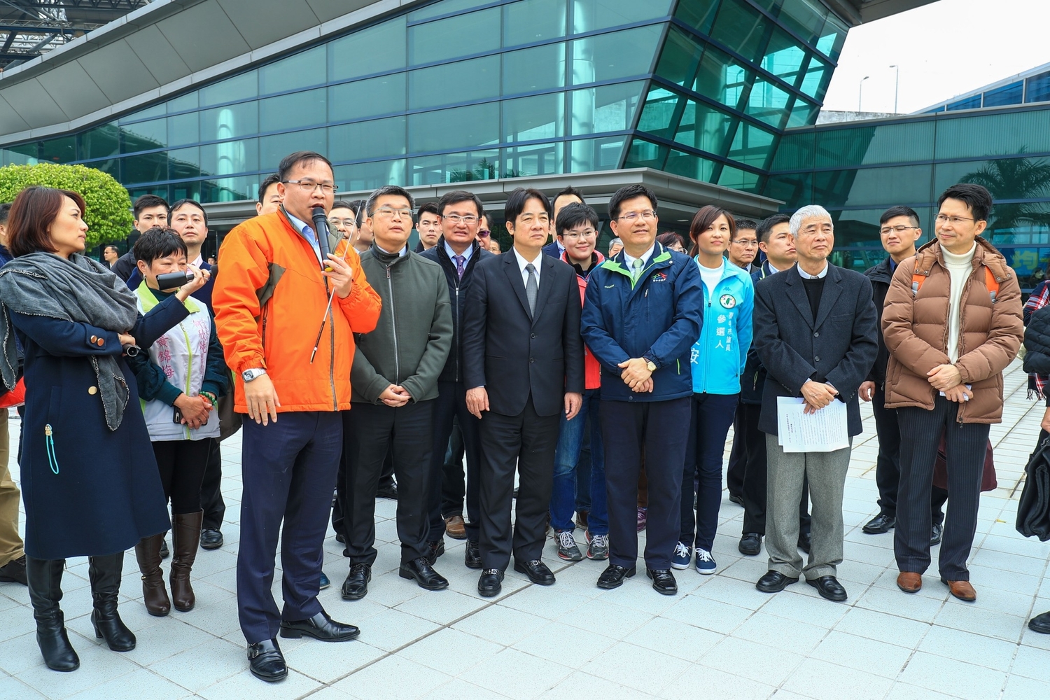 行政院長賴清德今(9)日下午視察新烏日車站,大讚市長林佳龍的「大台中希望一二三」計畫,陪同視察台中市長林佳龍、立法院副院長蔡其昌、交通部長賀陳旦。 行政院長賴清德今(9)日下午視察新烏日車站,大讚市長林佳龍的「大台中希望一二三」計畫,陪同視察台中市長林佳龍、立法院副院長蔡其昌、交通部長賀陳旦。