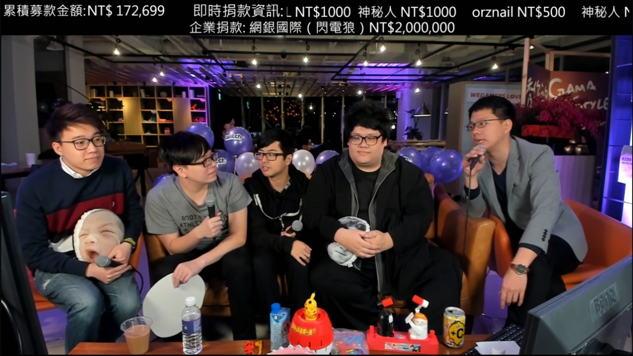 丁特調侃Toyz:「不知道英皇打算捐多少」,逗得聊天室刷起一波「7」(由左至右Toyz、Bebe、丁特以及Stanley和主持人吉祥)。 丁特調侃Toyz:「不知道英皇打算捐多少」,逗得聊天室刷起一波「7」(由左至右Toyz、Bebe、丁特以及Stanley和主持人吉祥)。